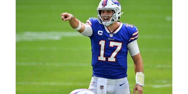 Buffalo Bills quarterback Josh Allen ser fram emot ett spel med Patrick Mahome